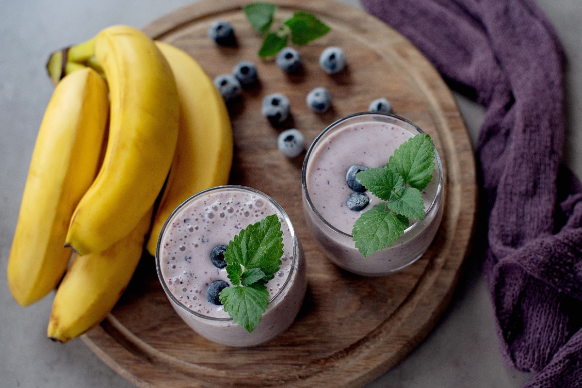 Cremiger Bananensmoothie mit Blaubeeren und Hafer