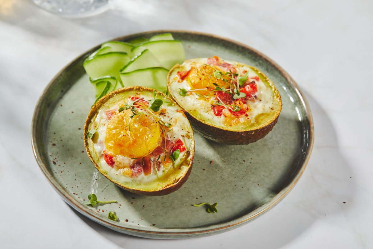 Gebackene Avocado mit Ei und Schinken