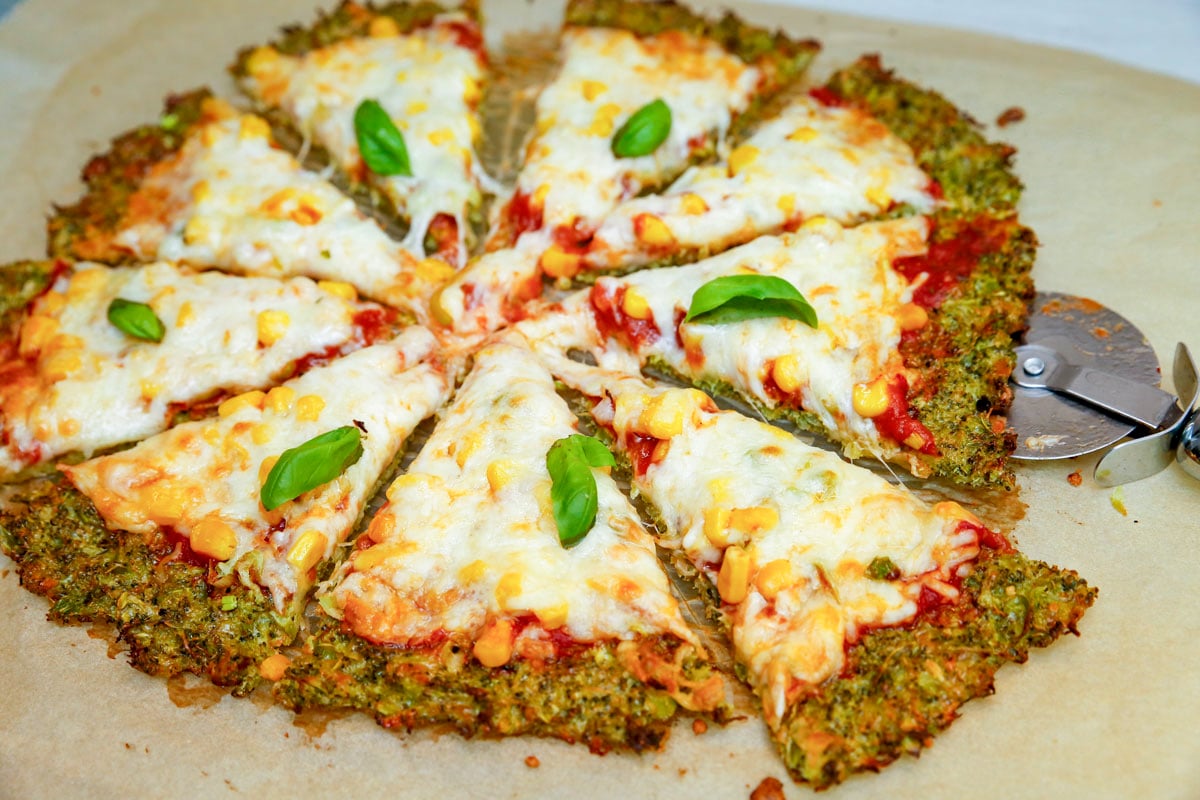 Gesunde Low Carb Brokkoli-Pizza mit Mais