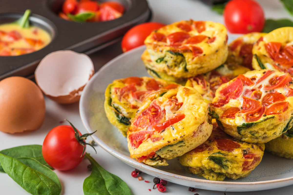 Keto Frühstück Eiermuffins mit Tomaten und Spinat