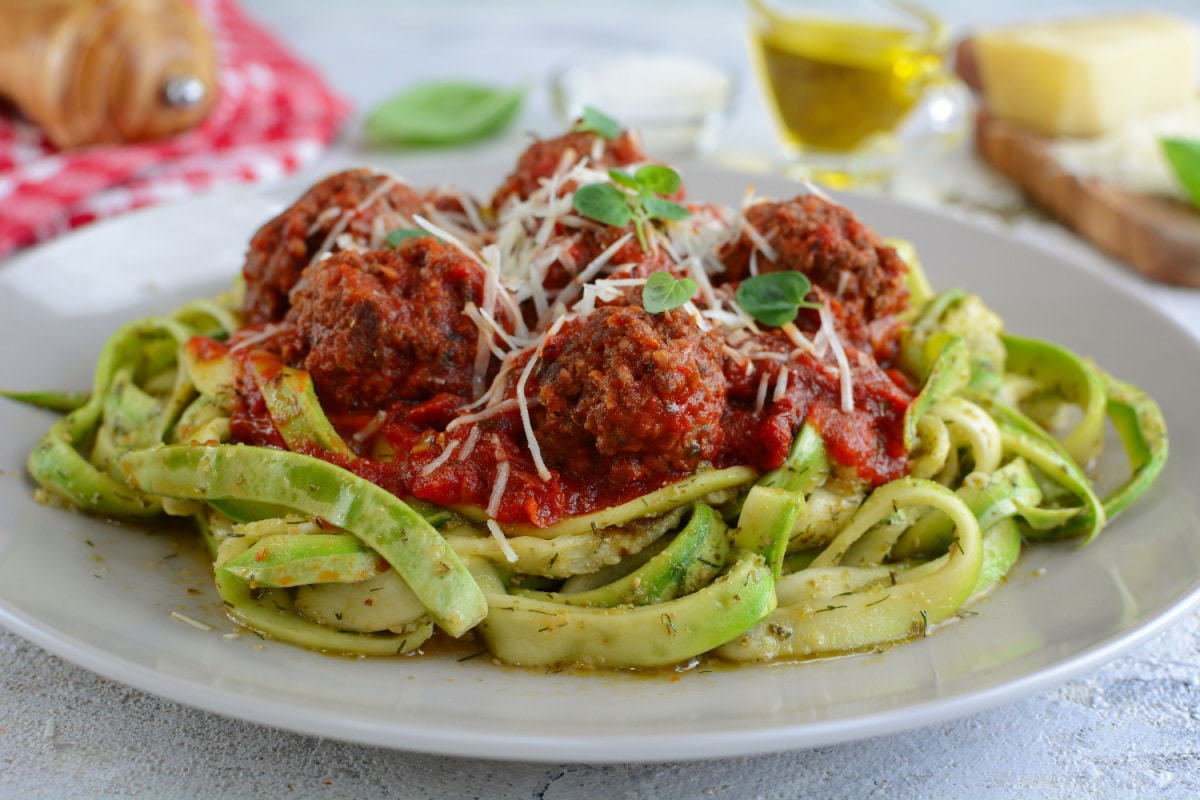Zucchinipasta mit saftigen Hackbällchen in Tomatensoße