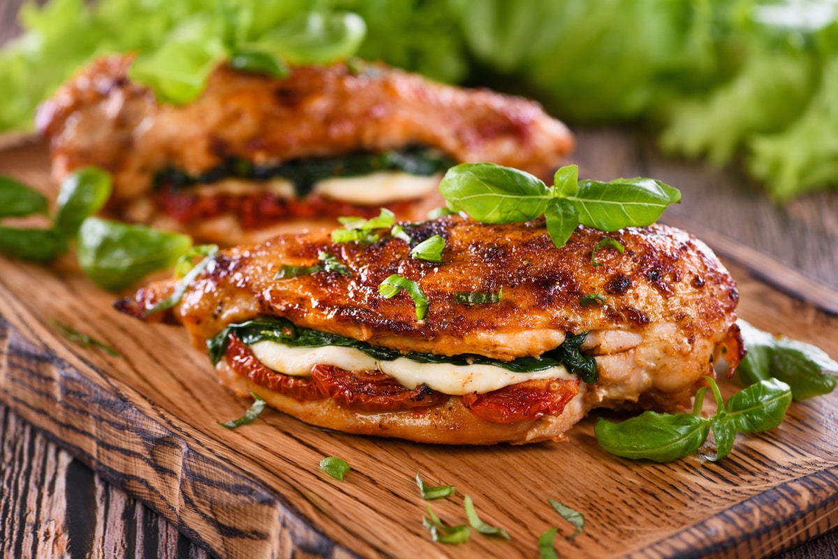 Gefüllte Hähnchenbrust mit Mozzarella und Tomaten