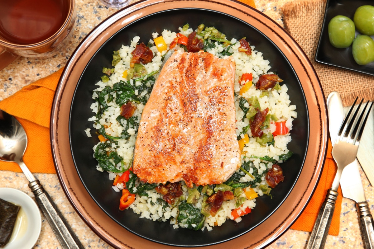 Lachs trifft auf Blumenkohlreis und Paprika-Passion