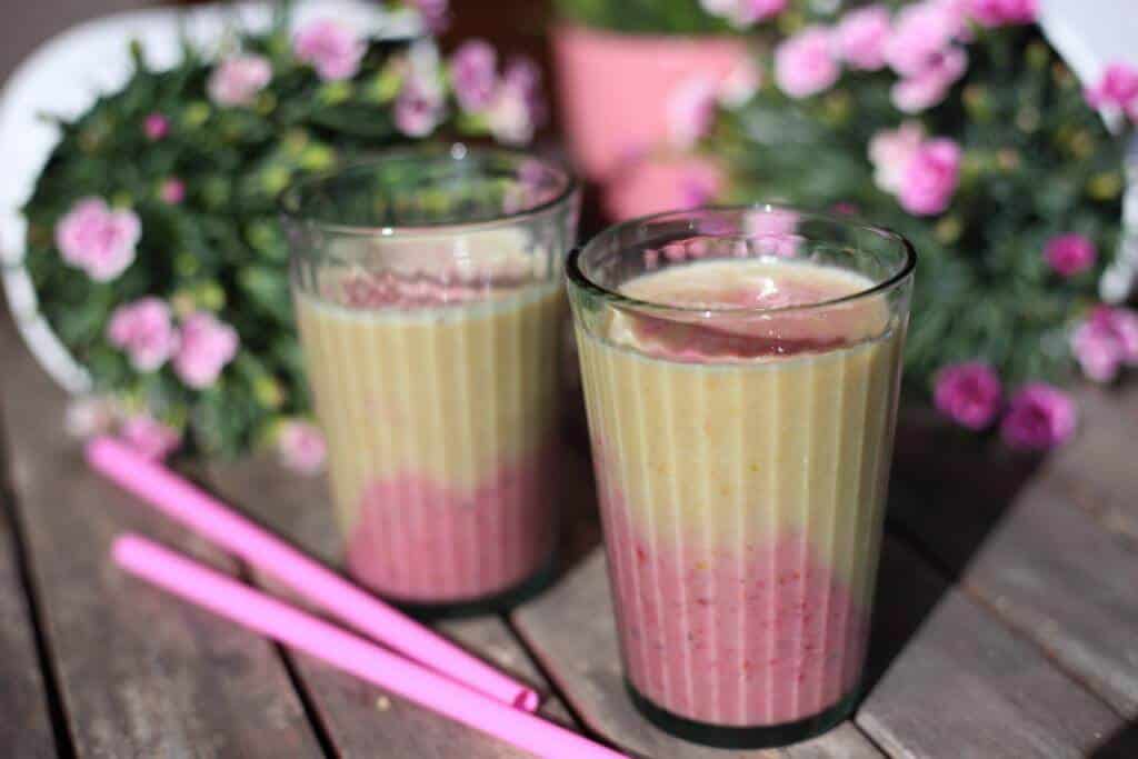 Erfrischender vegane Himbeer Smoothie mit Mango und Sojamilch