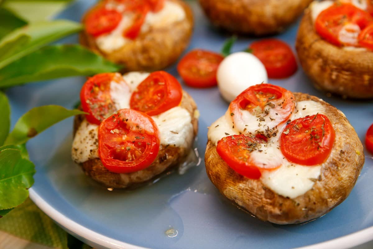 Gefüllte Champignons mit Tomaten und Mozzarella – Low Carb Champignons