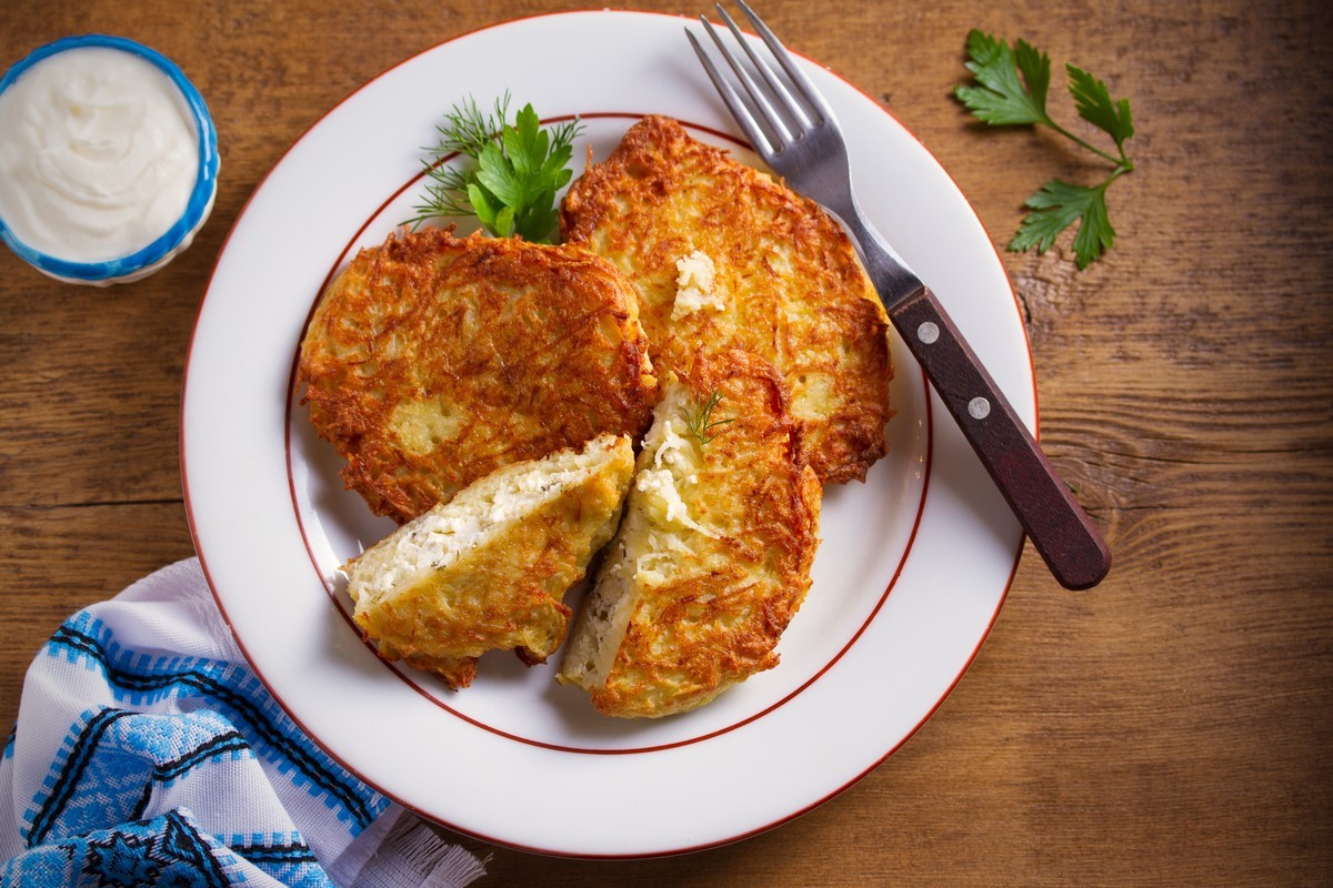 Knusprige Kartoffelpuffer mit Zwiebeln und einer Quarkfüllung