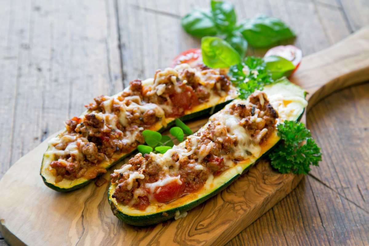 Low Carb Abendessen: Gefüllte Zucchini mit Hackfleisch