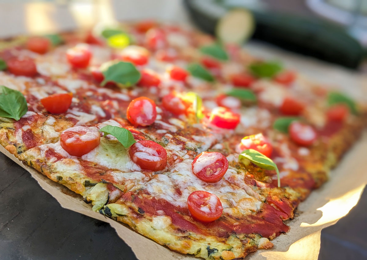 Zucchini trifft Pizza: Low Carb Zucchinipizza mit Tomaten