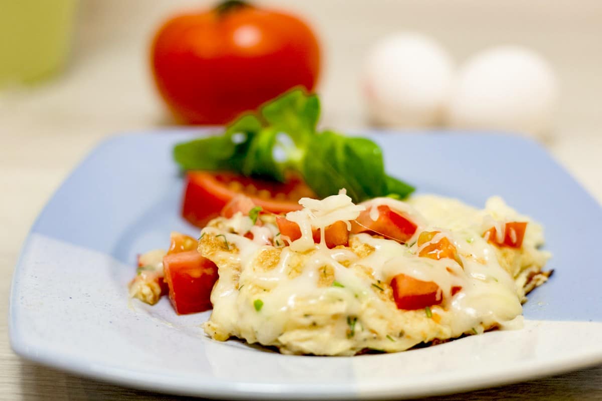 Leckeres Frühstück: Omelett mit Tomaten und Käse