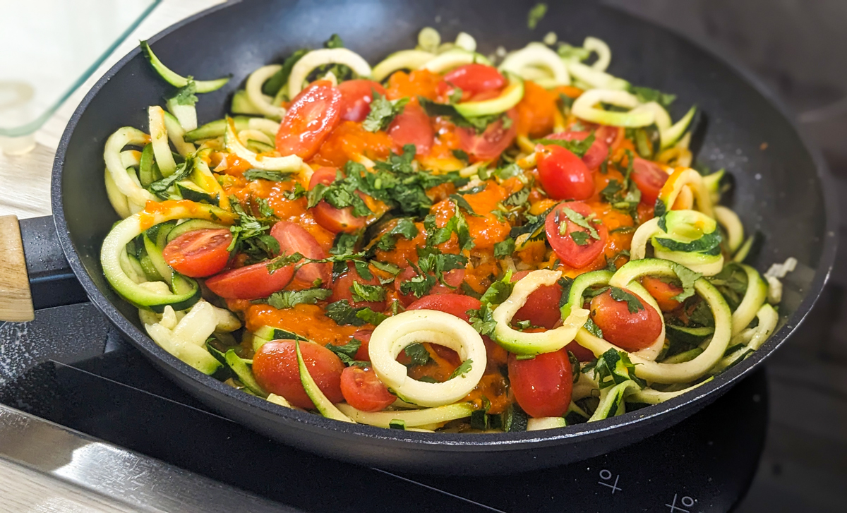Gesunde Vielfalt auf dem Teller: Zucchininudeln mit Tomatensoße
