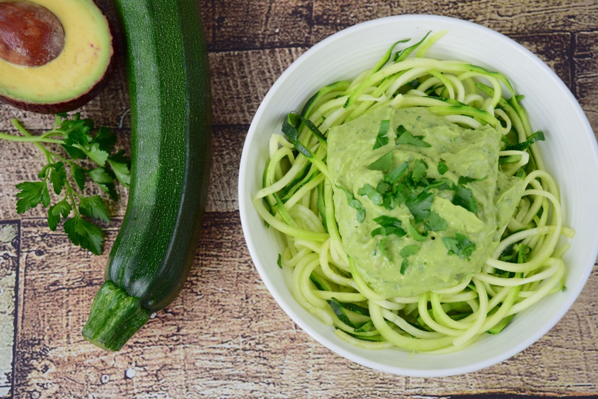 Zucchininudeln mit cremigem Avocado-Pesto: Ein leichtes Sommergericht