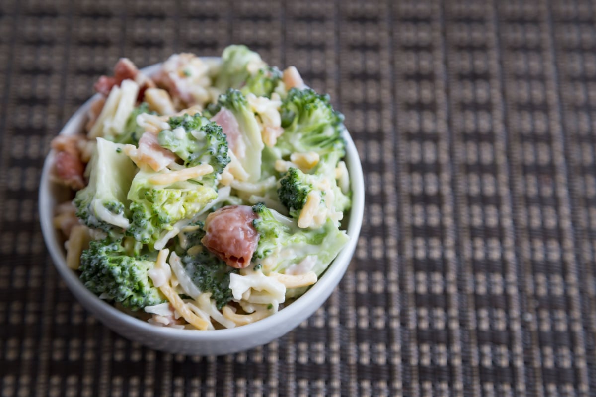 Brokkolisalat mit Joghurtdressing: Frisch und würzig zugleich