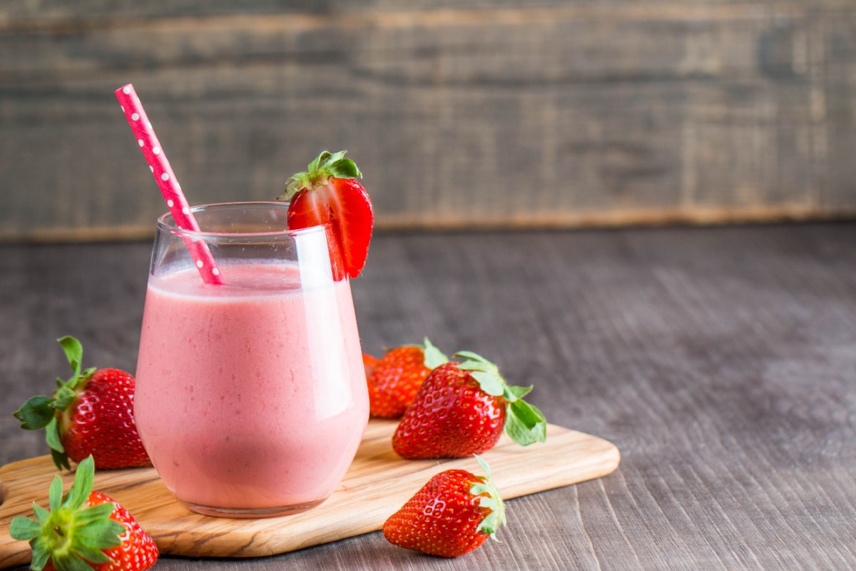 Sommerlicher Erdbeershake mit Kokosdrink