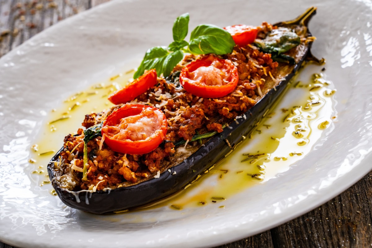 Gefüllte Auberginen mit Hackfleisch: Einfaches Low Carb Rezept
