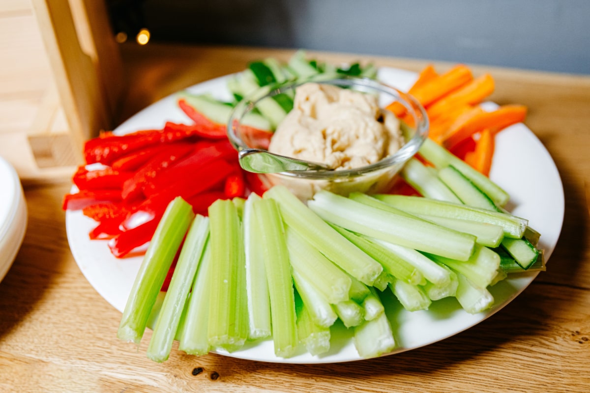 Gemüsesticks mit Dattel-Curry-Dip Knackig trifft exotisch