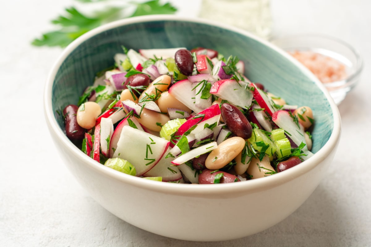 Knackiger Radieschensalat Sommerfrische auf dem Teller