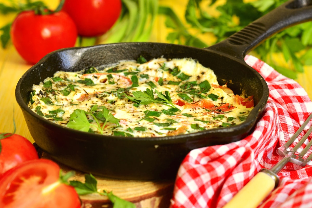 Leichte Keto Abendküche Omelett mit Tomaten und Mozzarella