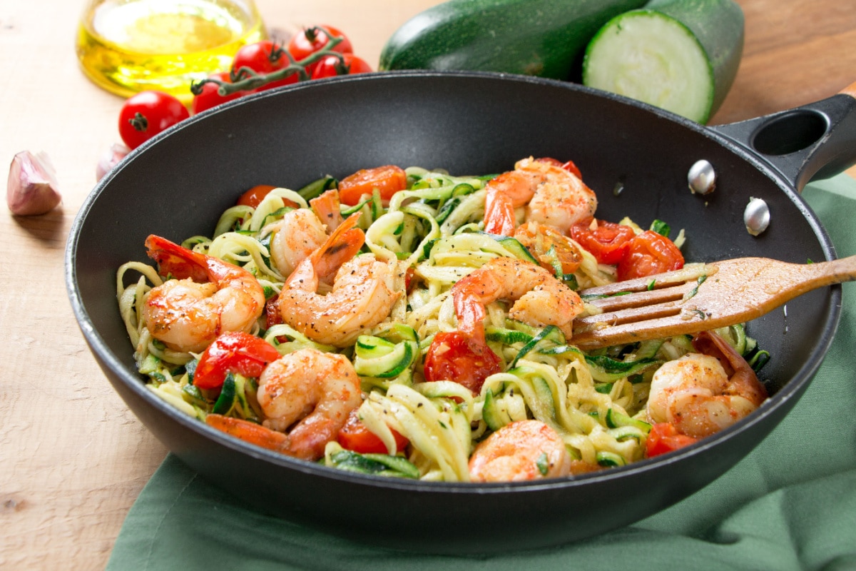 Low Carb Genuss Zucchininudeln mit Garnelen und Tomaten