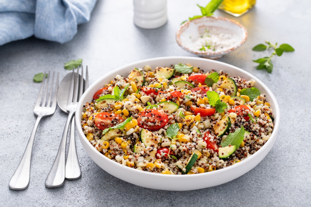 Sommerlicher Quinoasalat Frische Aromen für heiße Tage