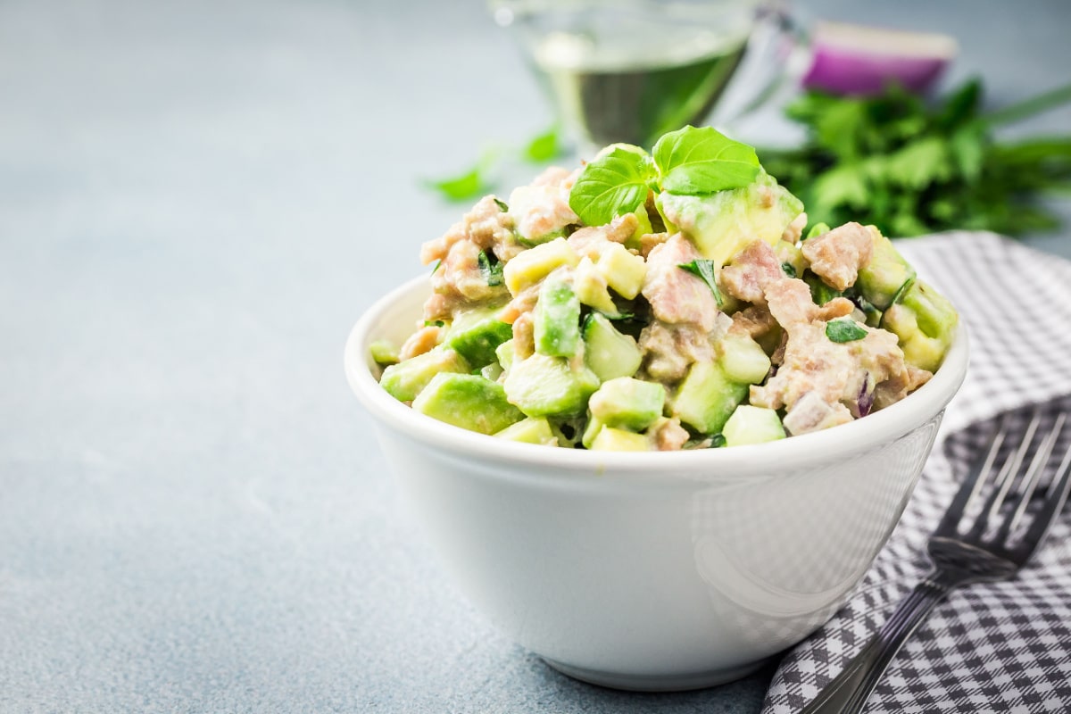 Gesunder Genuss: Gurkensalat mit Thunfisch und Avocado